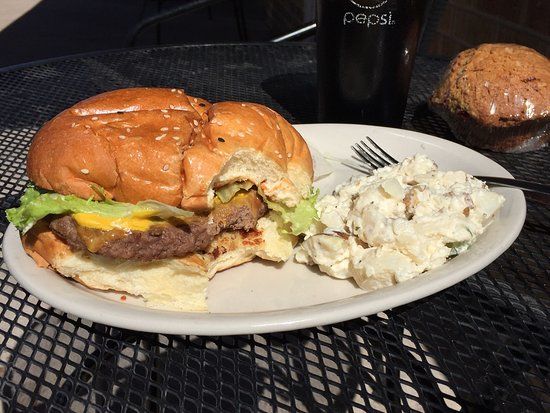 Wooglin's Deli & Cafe